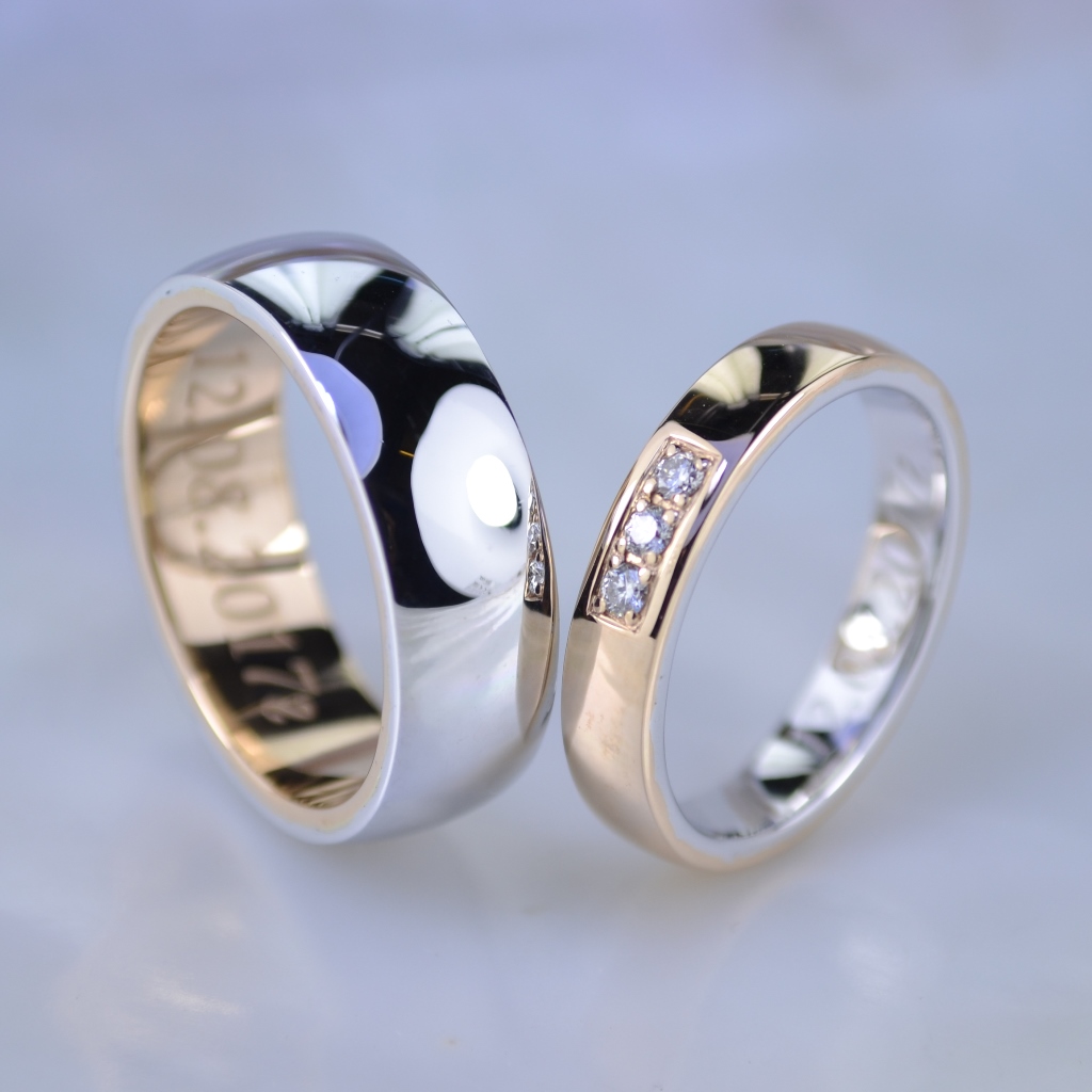 Классические обручальные кольца с гравировкой и бриллиантами инверсия мужское внутри красное золото женское снаружи (Вес пары: 16 гр.)