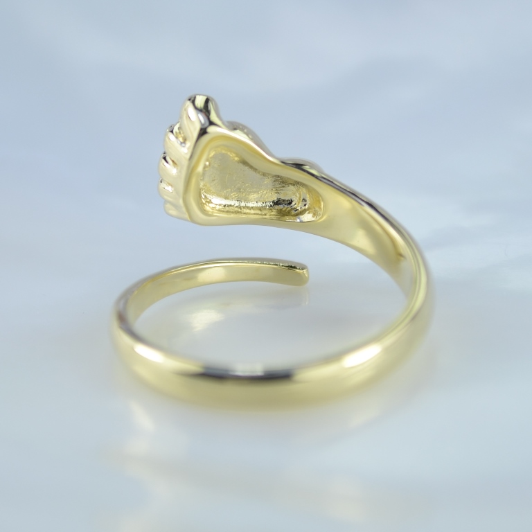 Легковесное кольцо на рождение пяточка ребёнка с бриллиантом из жёлтого золота 585 пробы (Вес: 3,5 гр.)