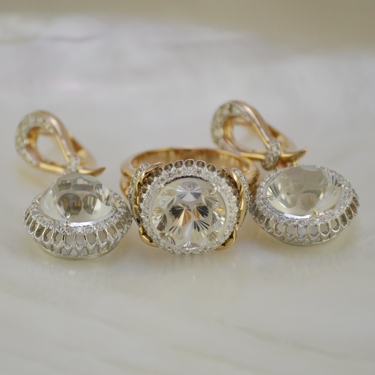 Гарнитур ювелирных украшений из золота с топазами и бриллиантами (Вес: 24 гр.)