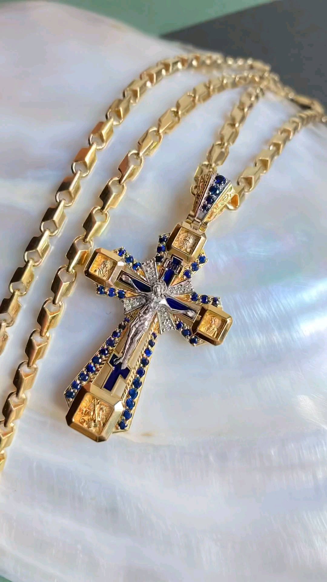 Золотой нательный православный крест с бриллиантами и сапфирами на цепочке