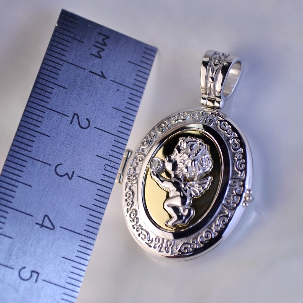 Золотой медальон из двух видов золота с фотографией, ангелом и бриллиантом (Вес: 10 гр.)
