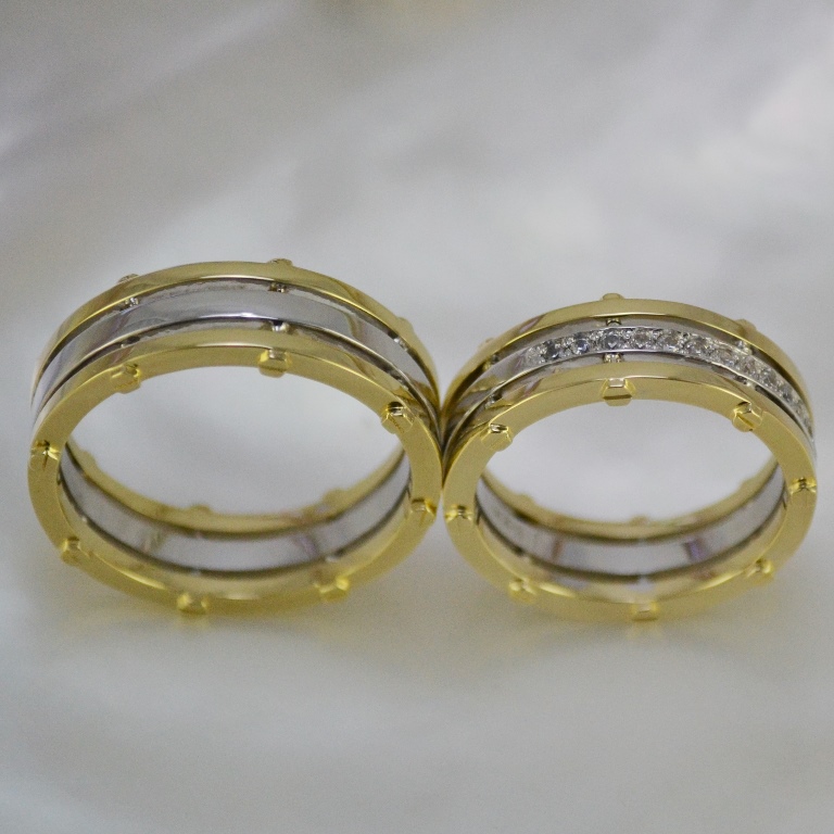 Широкие обручальные кольца двухцветные - женское с дорожкой из бриллиантов на заказ (Вес пары: 17 гр.)