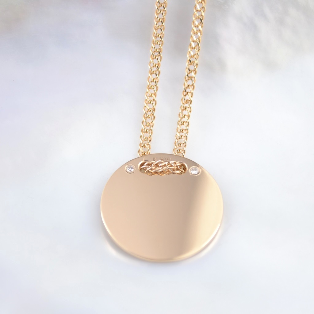 Золотая круглая подвеска с личной гравировкой и бриллиантами (Вес: 3,5 гр.)