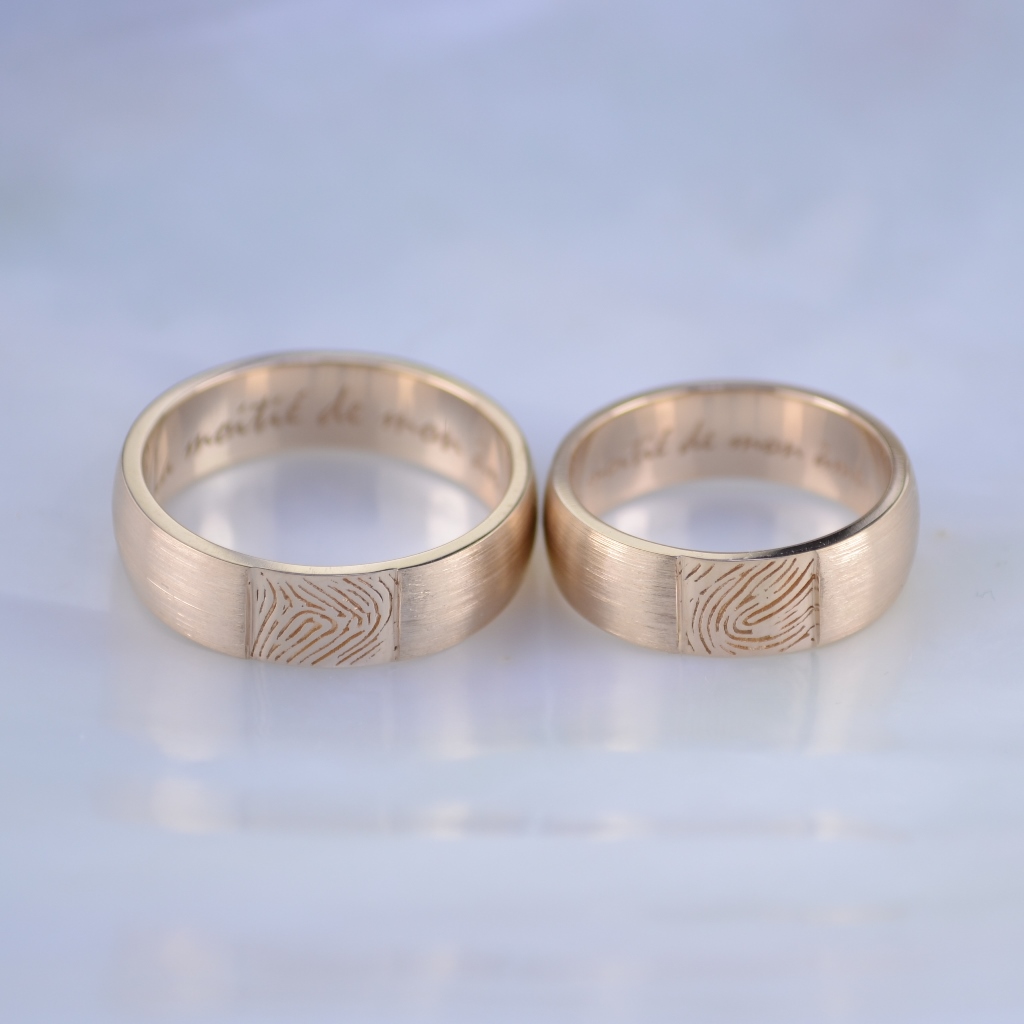 Обручальные кольца с отпечатками пальцев и гравировкой из красного золото с текстурированной матовой поверхностью (Вес пары: 13 гр.)