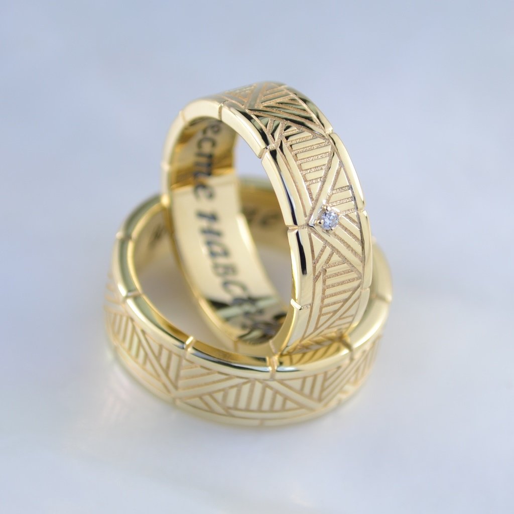 Обручальные кольца на заказ из жёлтого золота с узором, гравировкой и бриллиантом в женском кольце (Вес пары 17 гр.)