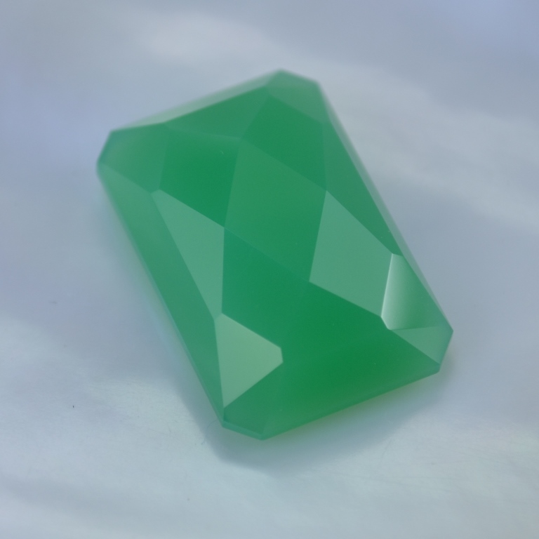 Хризопраз полудрагоценный гранёный камень яблочно-зелёного цвета