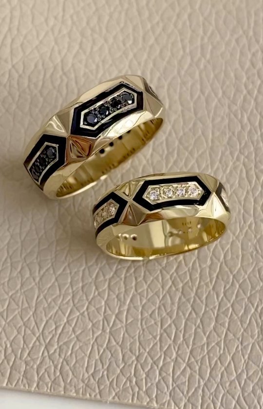 Обручальные кольца из желтого золота с бриллиантами и чернением