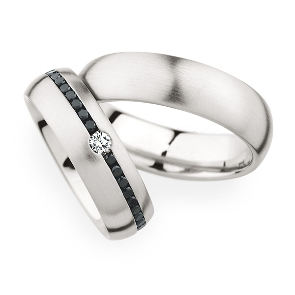 Выпуклые матовые платиновые обручальные кольца с бриллиантами в женском кольце (Вес пары: 18 гр.)