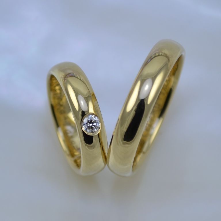 Классические обручальные кольца с гравировкой имён и бриллиантом (Вес пары: 14 гр.)