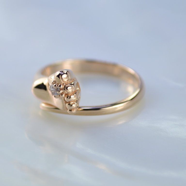 Легковесное золотое кольцо с детской ножкой красное золото 585 с фианитом (Вес: 3,5 гр.)