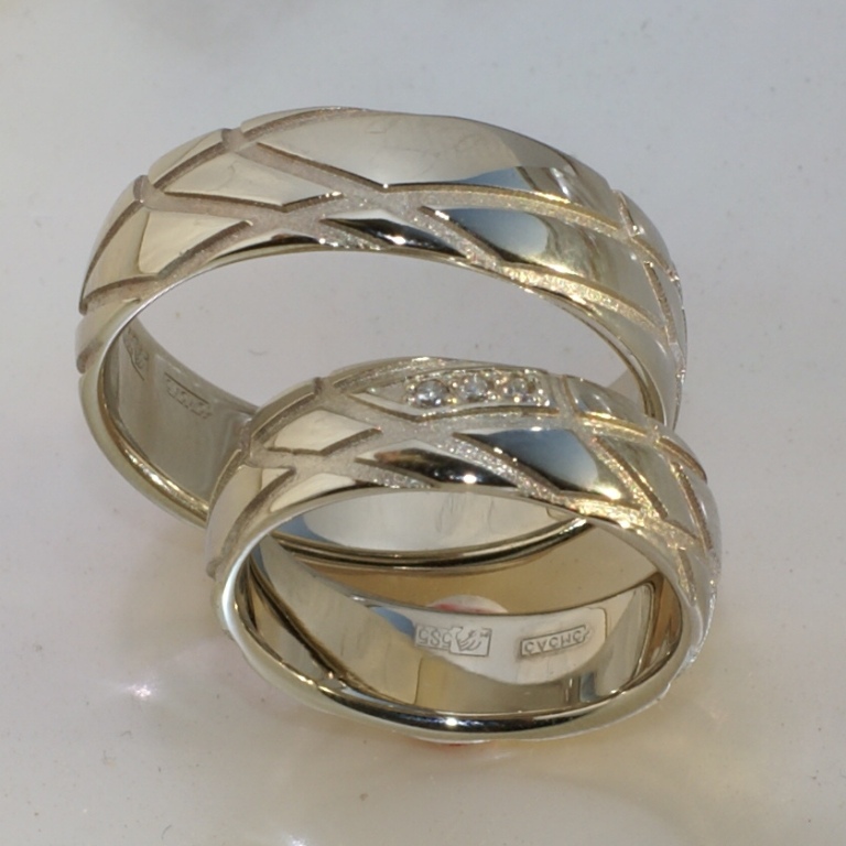 Обручальные кольца с узором и бриллиантами на заказ (Вес пары: 12 гр.)