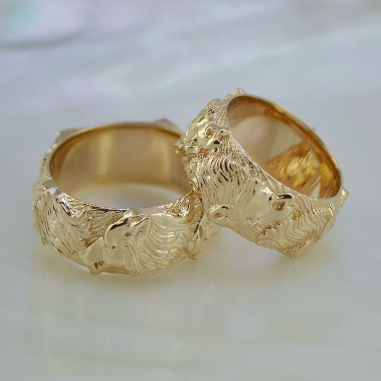 Широкие обручальные кольца с волками из желтого золота (со стаей волков)  (Вес пары: 28,5 гр. ширина 9мм)