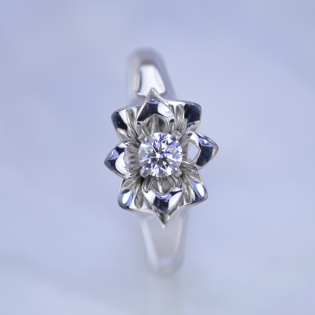 Эксклюзивное кольцо лилия из белого золота с бриллиантом 0,25 карат (Вес: 6,5 гр.)