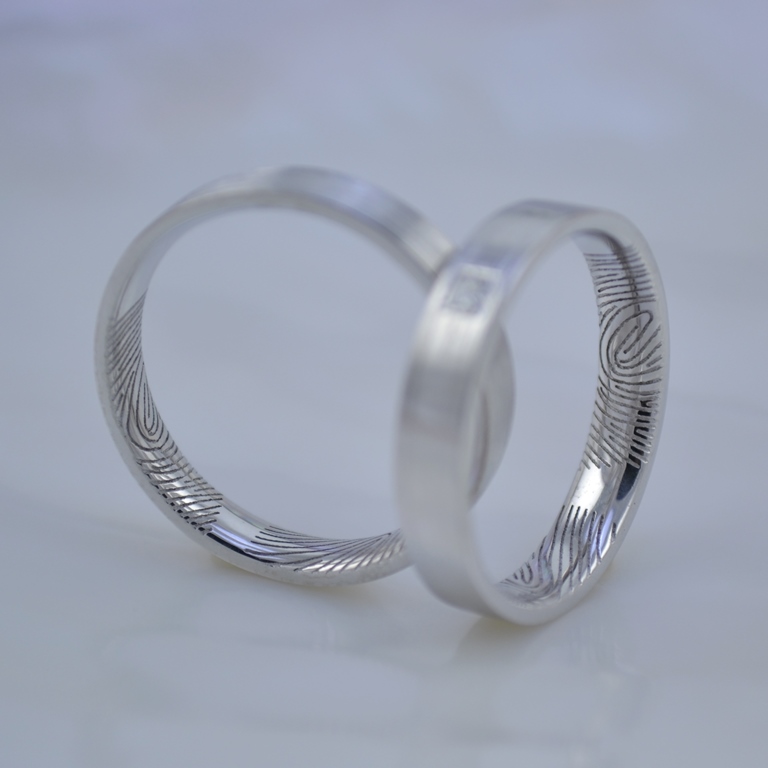 Шершавые обручальные кольца с отпечатками пальцев внутри и бриллиантом принцесса (Вес пары: 9 гр.)