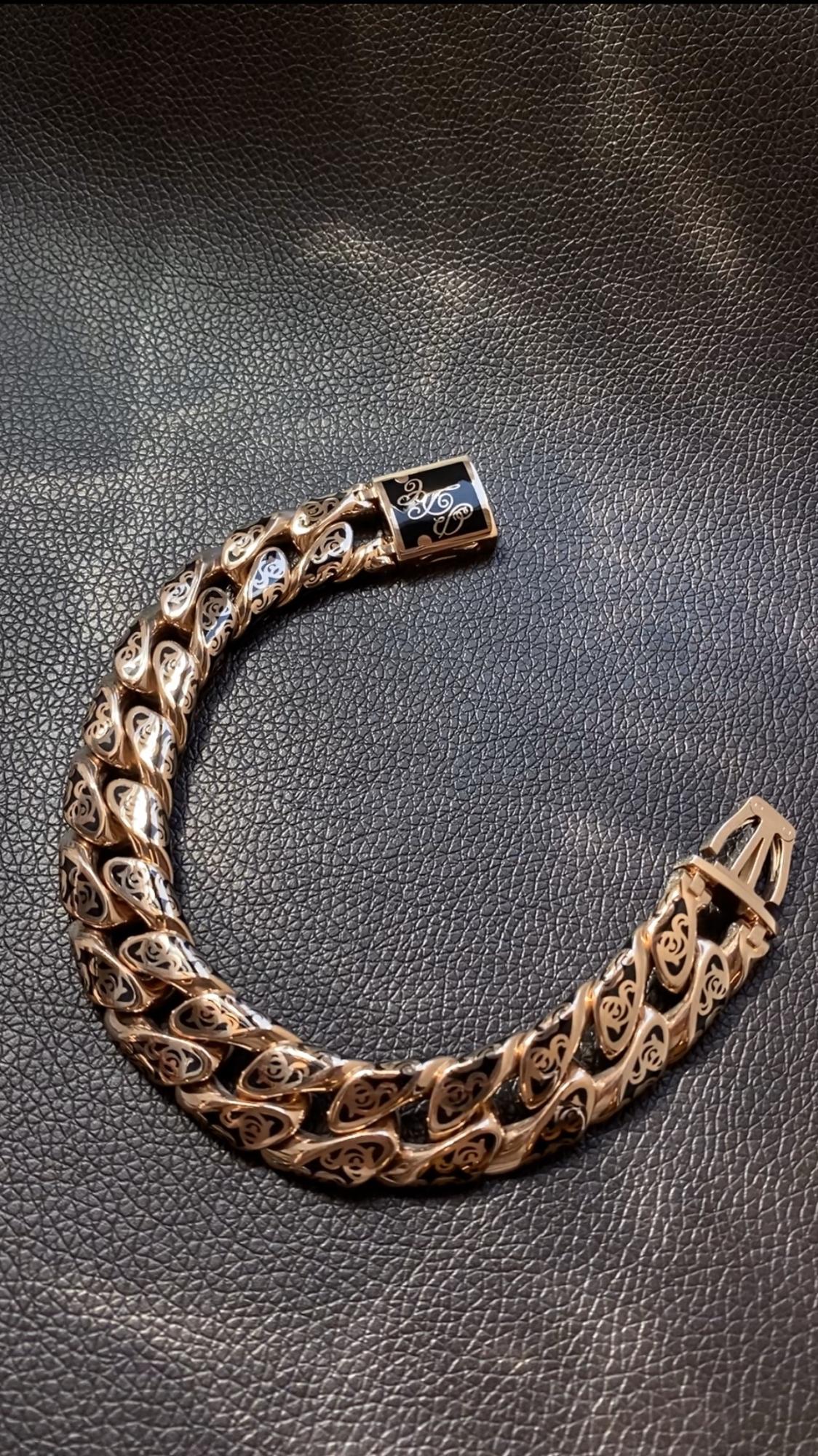Эксклюзивный именной мужской браслет на заказ из золота с эмалью и инициалами
