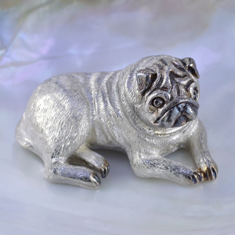 Сувенирная статуэтка из серебра с чернением собачка мопс на заказ (Вес: 327 гр.)