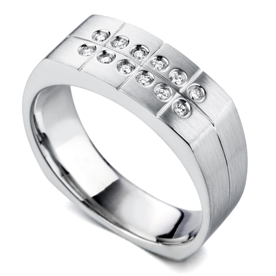 Мужской перстень из белого матового золота с бриллиантами (Вес: 14 гр.)