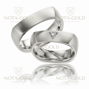 Шероховатые платиновые обручальные кольца с треугольным бриллиантом в женском кольце (Вес пары: 21 гр.)