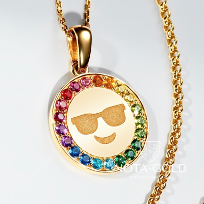 Круглая подвеска из желтого золота с гравировкой и цветными фианитами (Вес 3,7 гр.)