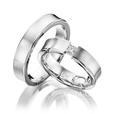 Узкие вогнутые платиновые обручальные кольца с прямоугольным бриллиантом в женском кольце (Вес пары: 16 гр.)
