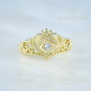 Кольцо на рождение с пятками ребёнка и короной из жёлтого золота с фианитом (Вес: 4 гр.)