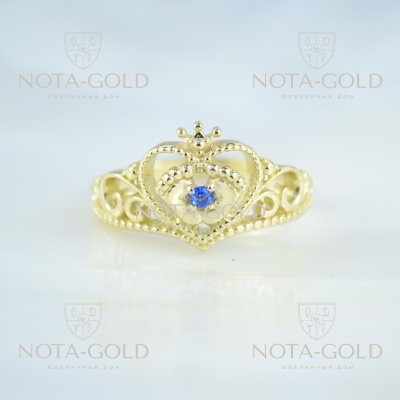 Кольцо в подарок на рождение малыша с пяточками и короной из жёлтого золота с синим фианитом (Вес: 4 гр.)