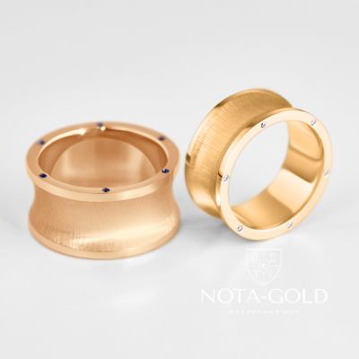 Широкие вогнутые обручальные кольца из красного и желтого золота с бриллиантами и сапфирами (Вес пары 26,1 гр.)