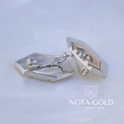 Значки-булавки с буквами из серебра с позолотой