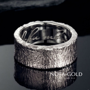 Широкое кольцо с фактурной поверхностью из платины с гравировкой  (Вес 19 гр.)