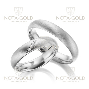 Выпуклые шероховатые платиновые обручальные кольца с тремя бриллиантами в женском кольце (Вес пары: 16 гр.)
