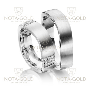 Широкие платиновые обручальные кольца квадратной формы с многочисленными бриллиантами в женском кольце (Вес пары: 19 гр.)