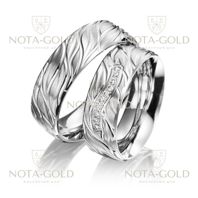 Широкие платиновые обручальные кольца с узором и дорожкой бриллиантов в женском кольце (Вес пары: 19 гр.)