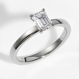 Женское кольцо из белого золота с бриллиантом изумрудной огранки Эмеральд 0,5ct (Вес 1,5 гр.)