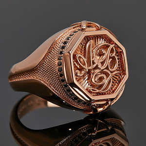 Мужская печатка с инициалами в октагоне и гравировкой из золота с чёрными бриллиантами (Вес: 23 гр.)