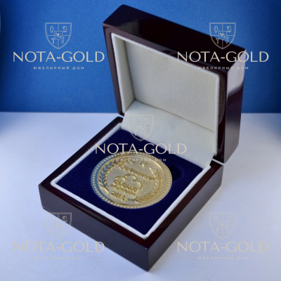 Подарочная золотая медаль руководителю с логотипом компании и гравировкой (Вес: 72 гр.)