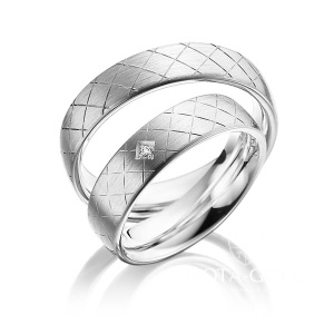 Широкие шероховатые платиновые обручальные кольца с сеткой и бриллиантом в женском кольце (Вес пары: 19 гр.)