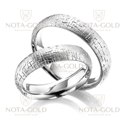Выпуклые платиновые обручальные кольца с текстурной из ортогональных насечек (Вес пары: 16 гр.)
