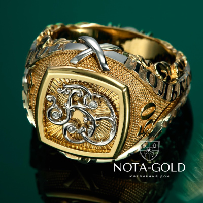 Перстень из желтого и белого золота с бриллиантами и личной монограммой (Вес 33,4 гр.)