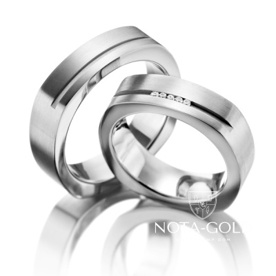 Массивные четырёхгранные платиновые обручальные кольца с бриллиантами в женском кольце (Вес пары: 24 гр.)