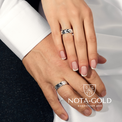 Обручальные кольца Водная Гладь  из белого золота с волнистой поверхностью (Вес пары 13,5 гр.)