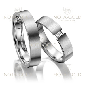 Узкие шероховатые платиновые обручальные кольца с прямоугольным бриллиантом в женском кольце (Вес пары: 16 гр.)