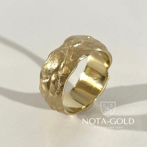 Широкое неровное кольцо из желтого золота с фактурной поверхностью (Вес 7,2 гр.)