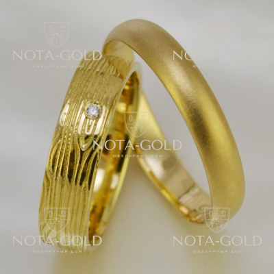 Обручальные кольца матовые - мужское классическое, женское с узором древесины с бриллиантом (Вес пары: 9 гр.)