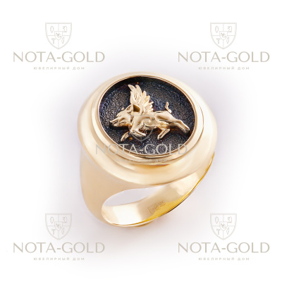 Золотое кольцо печатка свинка с крыльями и гравировкой omnia possibilia sunt (Вес: 16 гр.)
