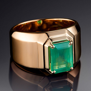 Мужское широкое гладкое кольцо из красного золота с изумрудом (Вес 23 гр.)