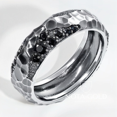 Мужское кольцо из белого золота с камнями и фактурной поверхностью с чернением (Вес 11 гр.)