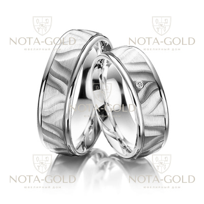 Широкие платиновые обручальные кольца с текстурным узором и бриллиантом в женском кольце (Вес пары: 19 гр.)