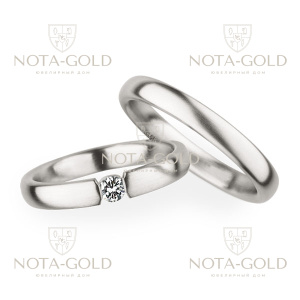 Узкие матовые платиновые обручальные кольца с бриллиантом в женском кольце (Вес пары: 17 гр.)