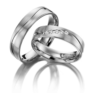 Широкие платиновые обручальные кольца с волной и бриллиантами в женском кольце (Вес пары: 18 гр.)