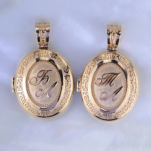 Парные открывающиеся медальоны для мужчины и женщины с инициалами под фотографии (Вес: 36 гр.)